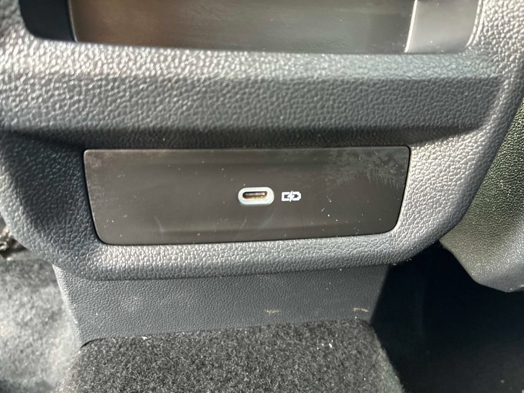 Used 2025 Volkswagen Taos SE AWD/4WD image 16