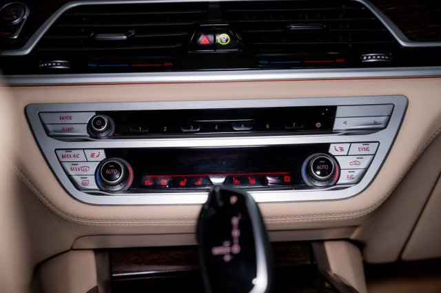 Used 2021 BMW 740i w/ M Sport Package RWD image 17