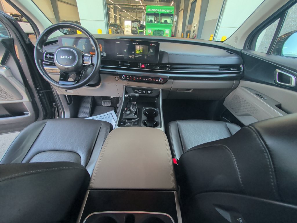 Used 2025 Kia Carnival FWD image 27