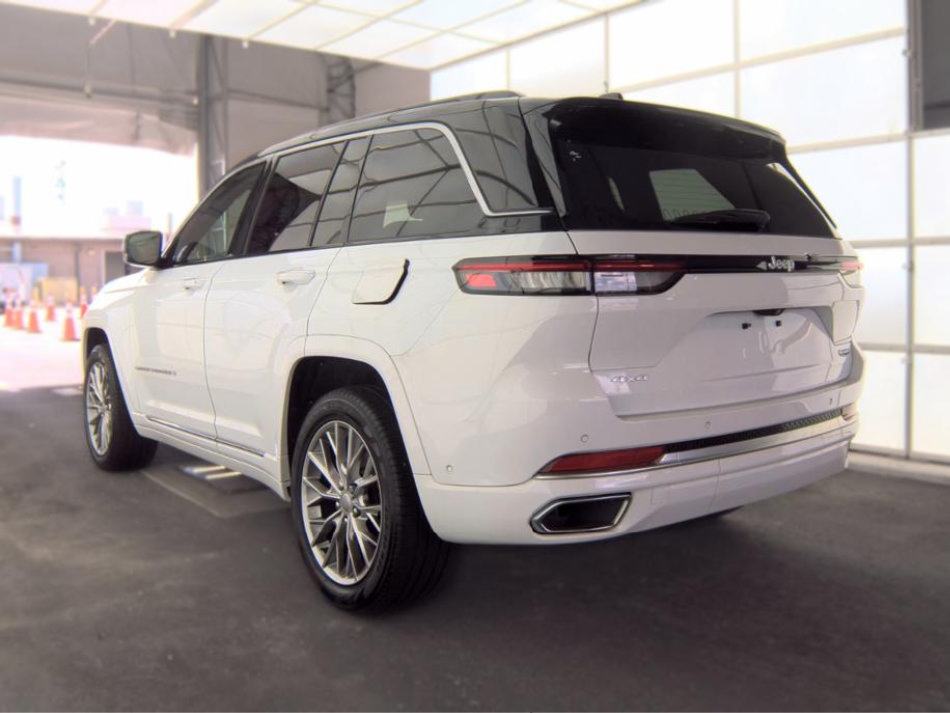 Used 2024 Jeep Grand Cherokee Summit AWD/4WD image 9