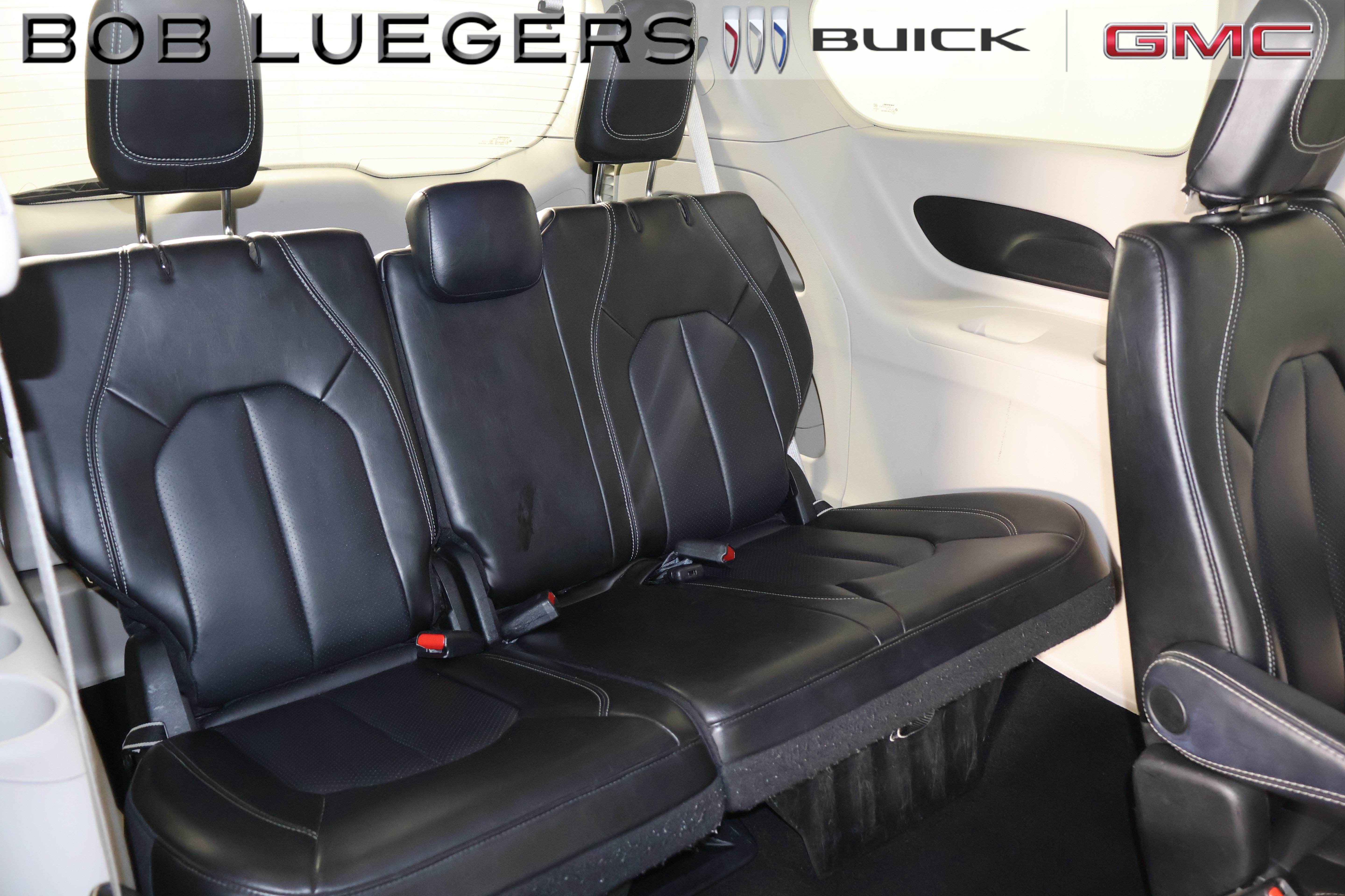 Used 2023 Chrysler Pacifica Touring-L FWD image 14