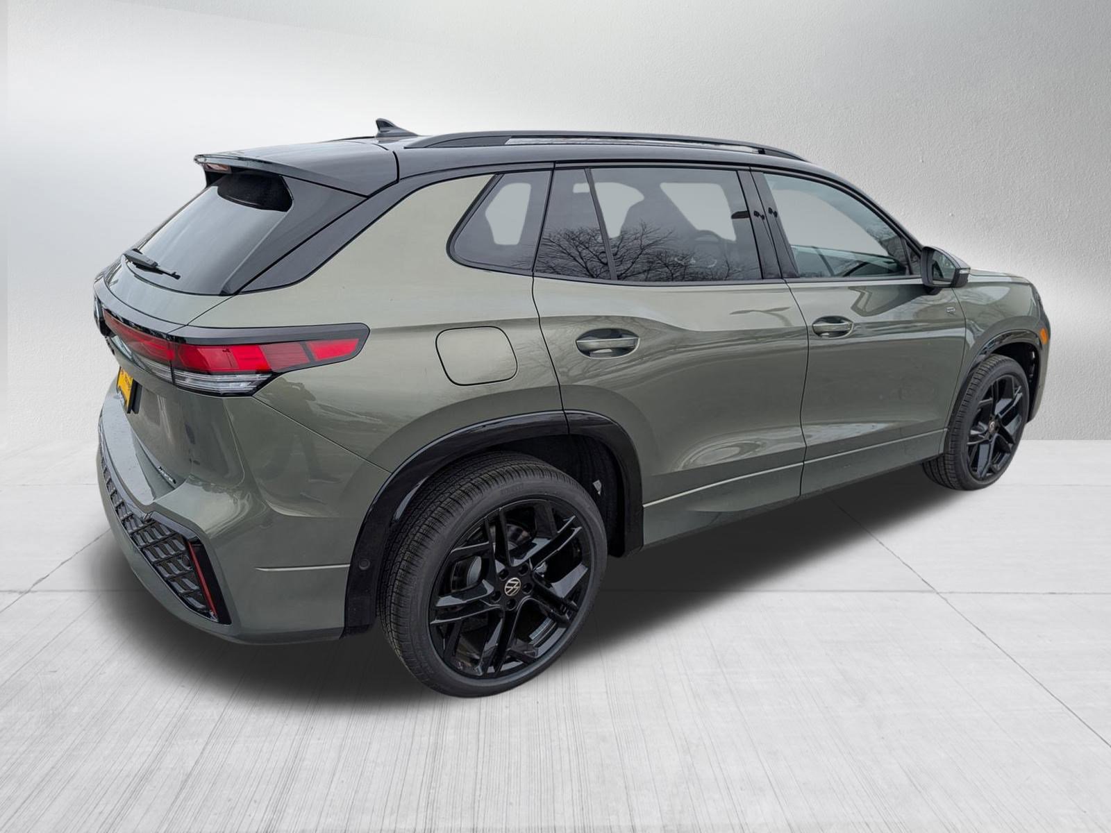 New 2026 Volkswagen Tiguan SE R-Line image 2