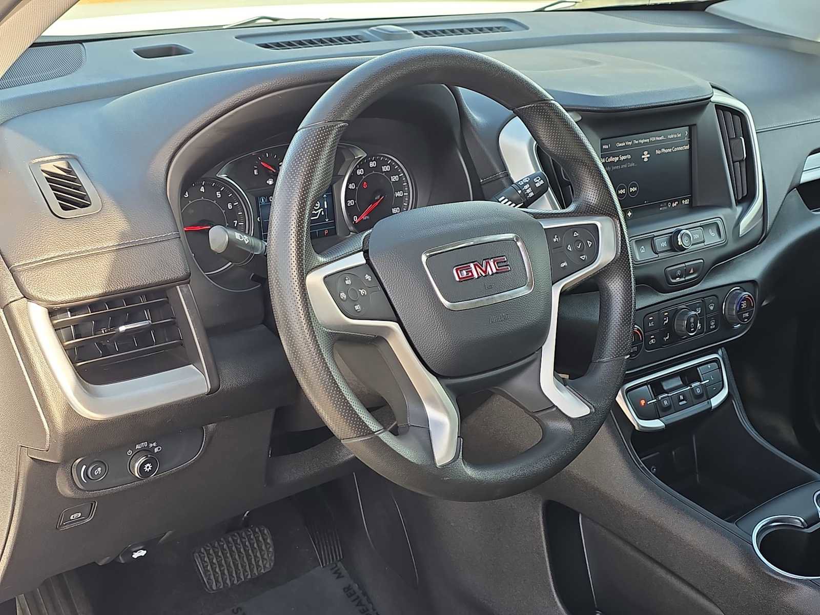 Used 2024 GMC Terrain SLE w/ Driver Convenience Package image 2