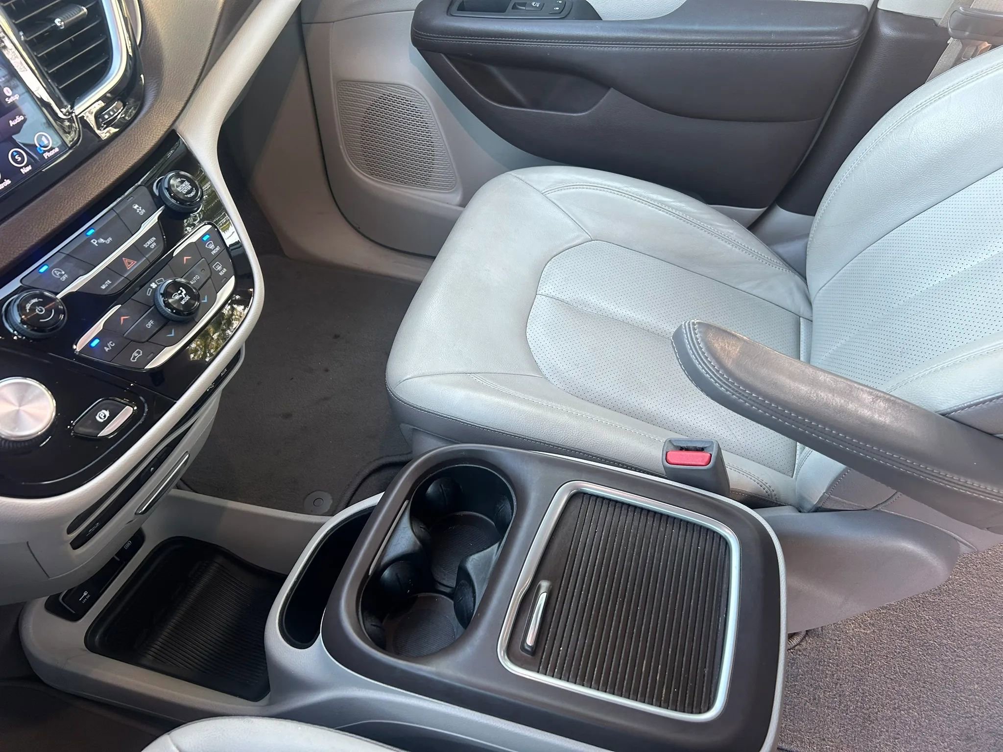 Used 2018 Chrysler Pacifica Touring-L Plus w/ Tire & Wheel Group FWD image 24