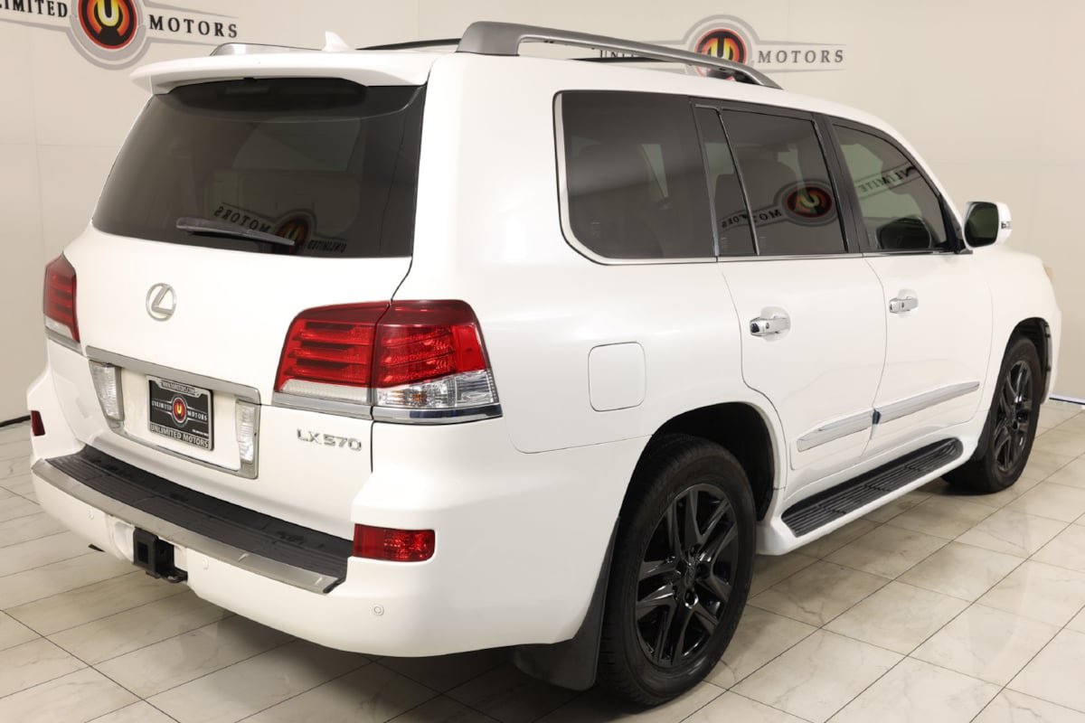 Used 2013 Lexus LX 570 4WD w/ Luxury Pkg w/Pre-crash image 3