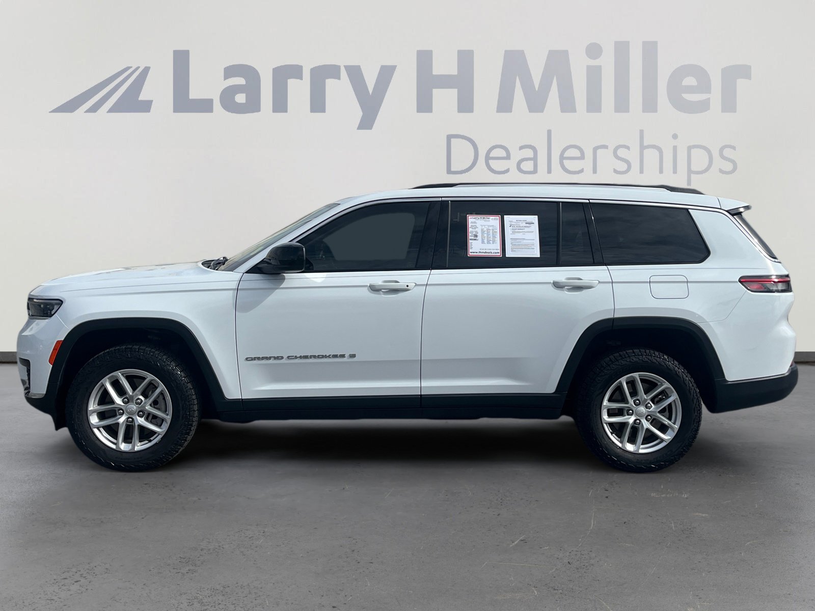 Used 2023 Jeep Grand Cherokee L Laredo image 2
