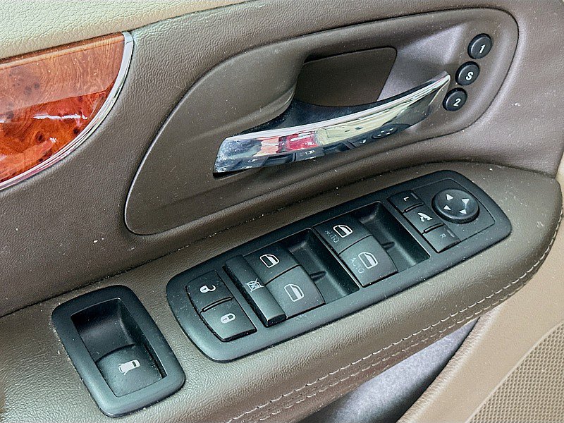 Used 2013 Chrysler Town & Country Limited w/ Luxury Group FWD image 19