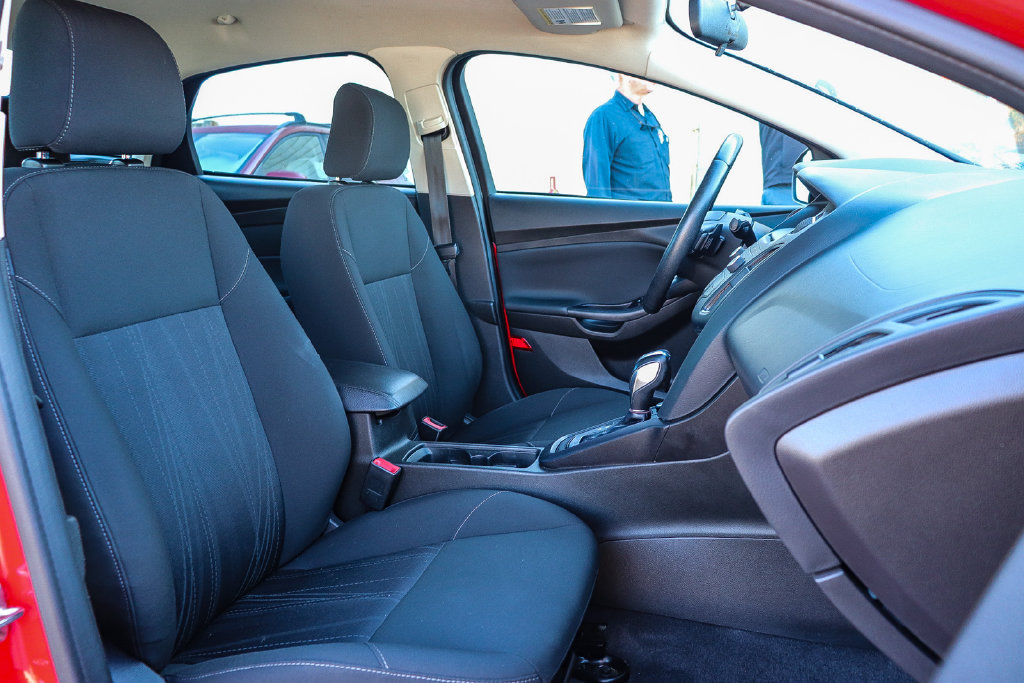 Used 2016 Ford Focus SE w/ SE Sport Package FWD image 16