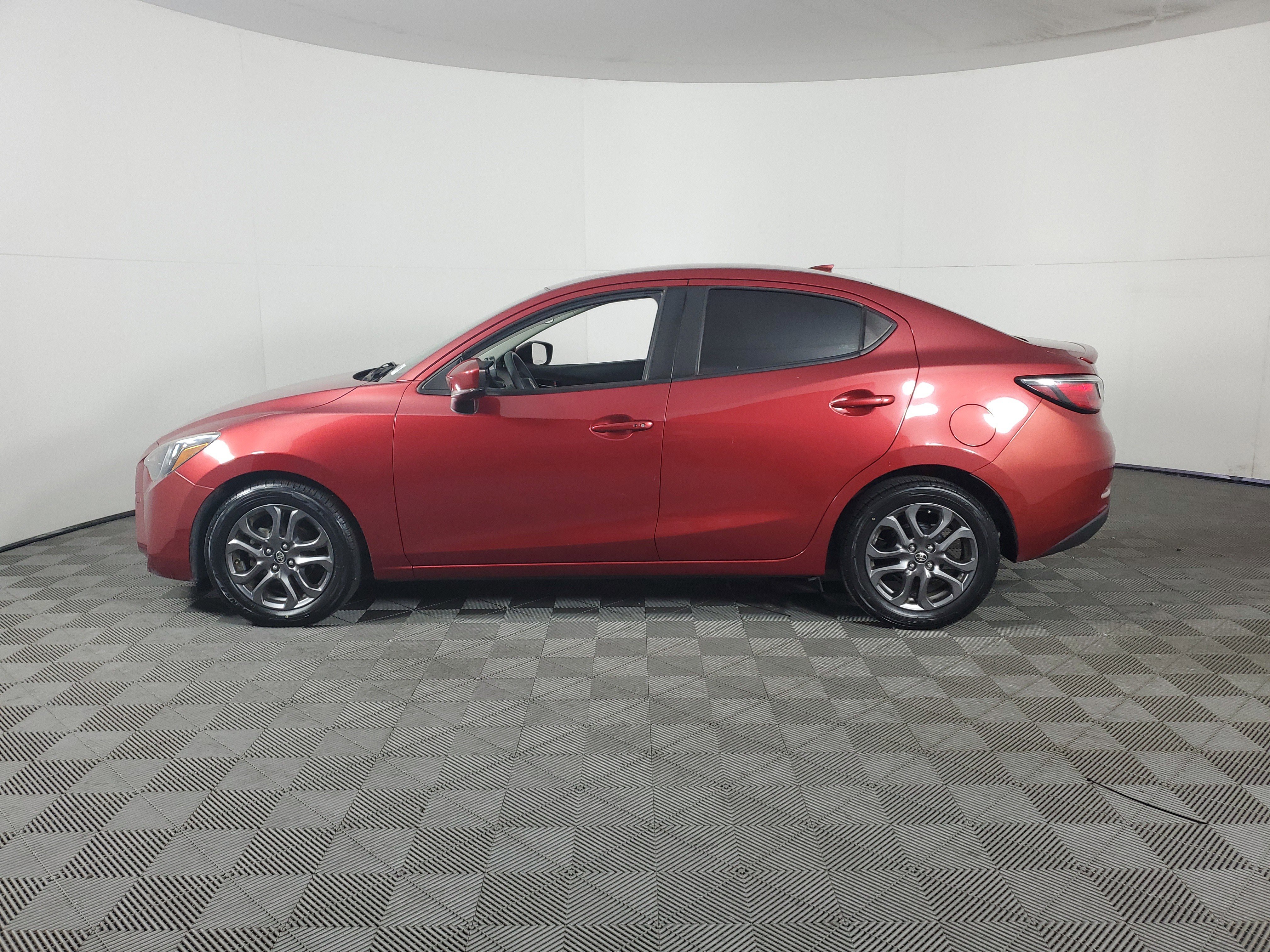 Used 2019 Toyota Yaris LE image 7