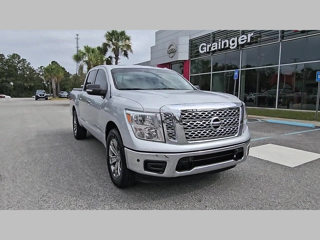 Used 2018 Nissan Titan SV w/ SV Convenience Package RWD image 18