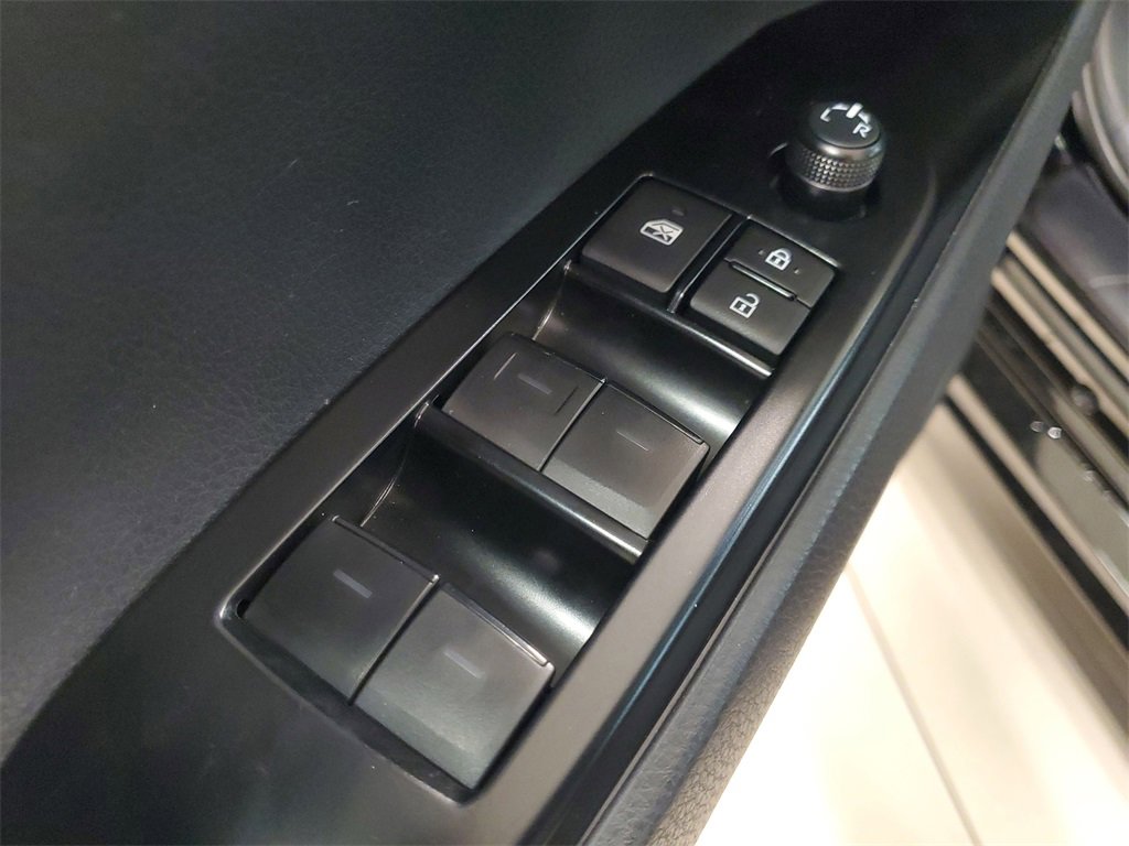 Used 2025 Toyota Camry SE w/ Convenience Package image 19