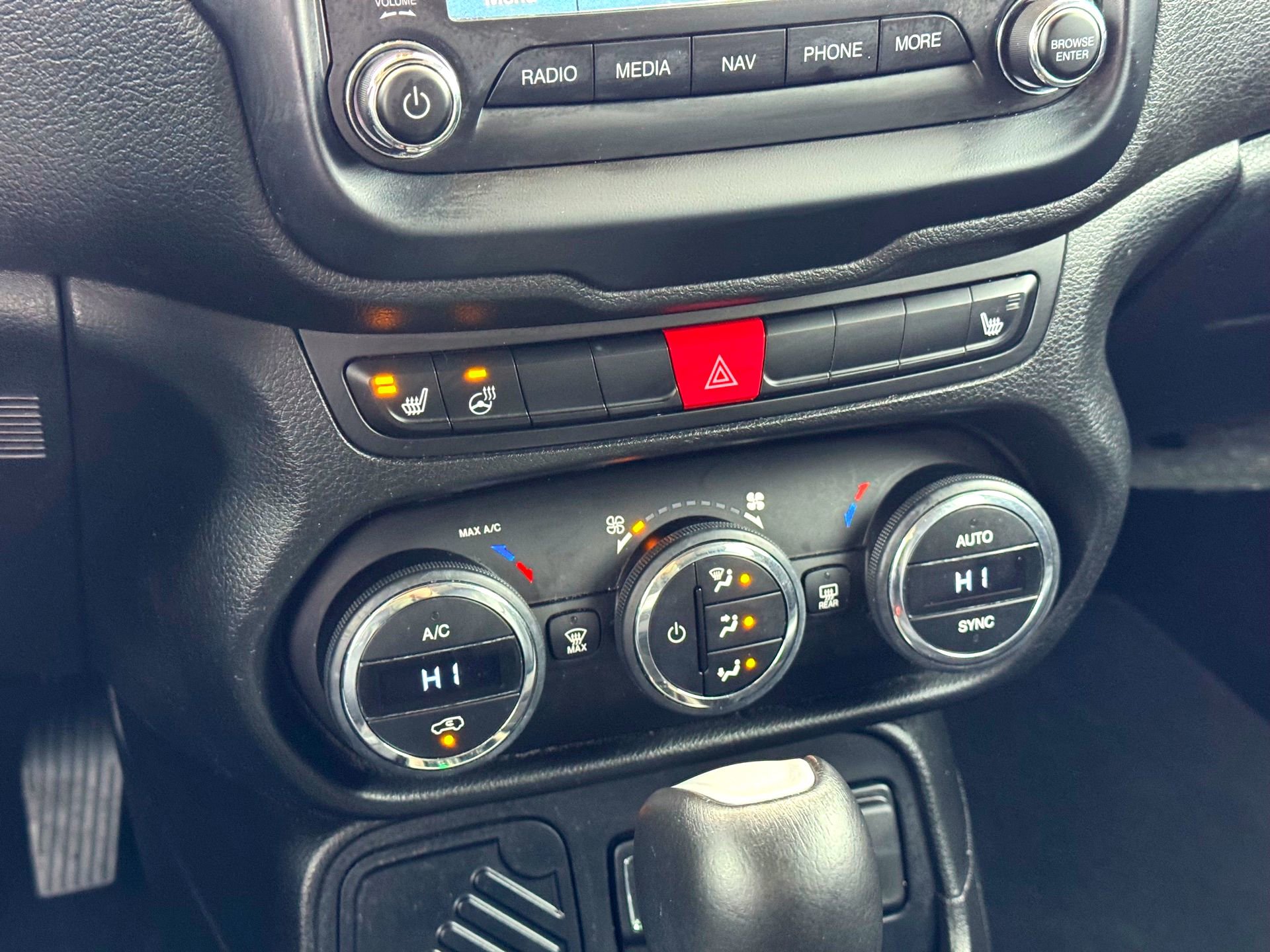 Used 2016 Jeep Renegade Limited image 27