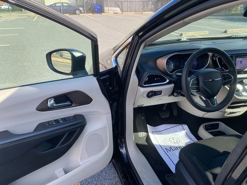 Used 2022 Chrysler Voyager LX image 10