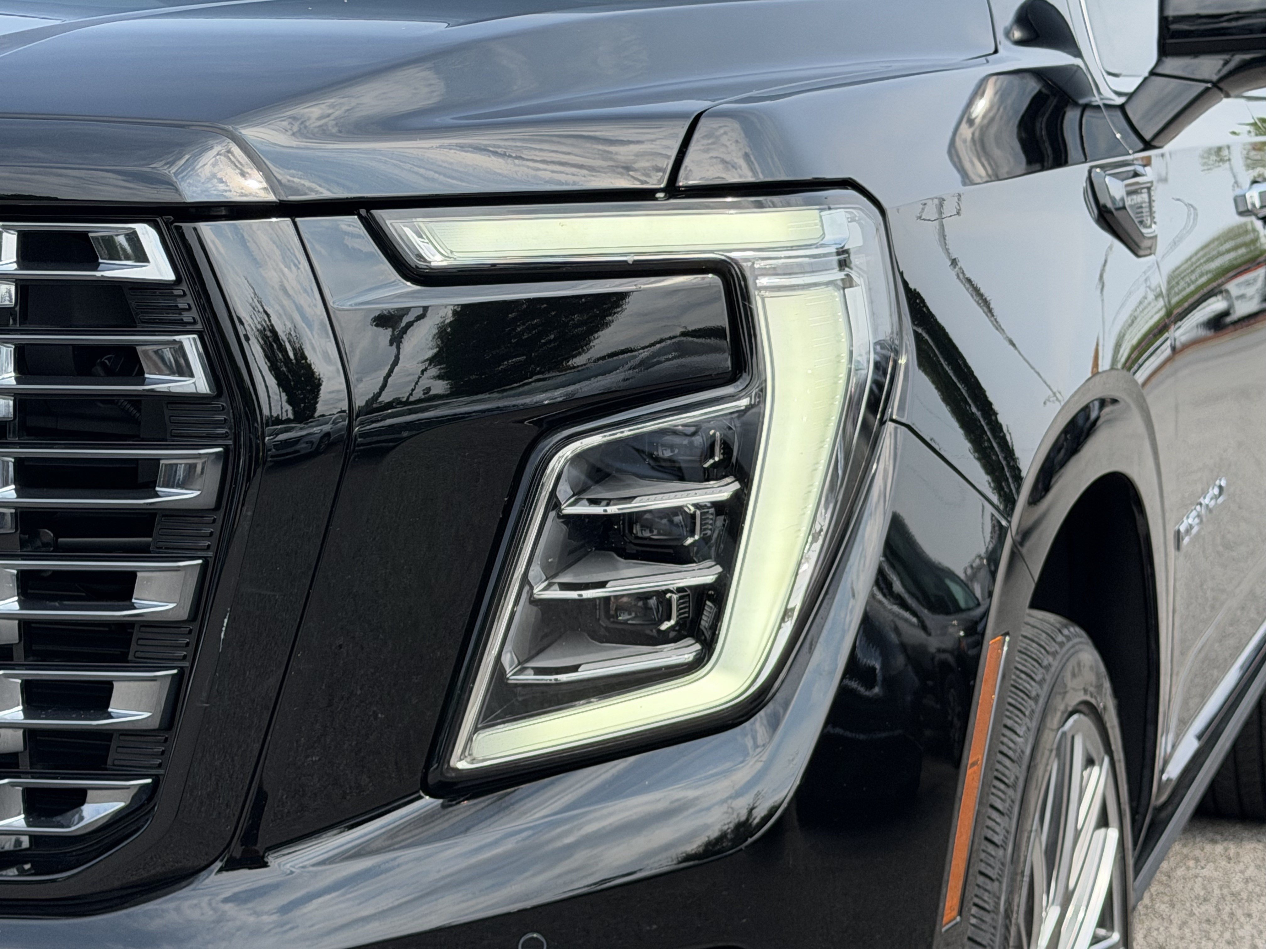 Used 2025 GMC Yukon Denali Ultimate AWD/4WD image 6