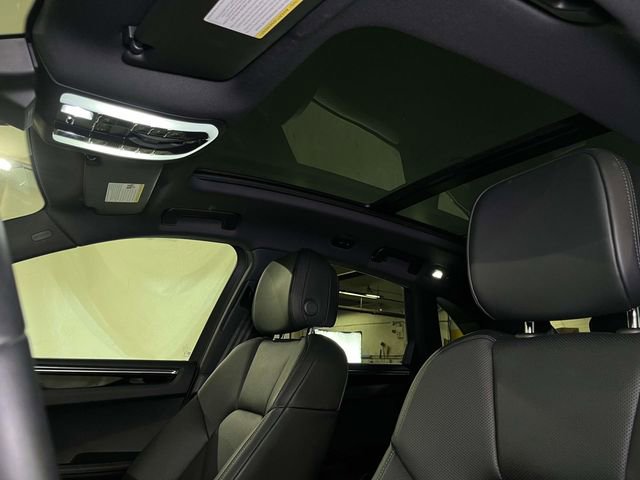 Certified 2025 Porsche Macan AWD/4WD image 19
