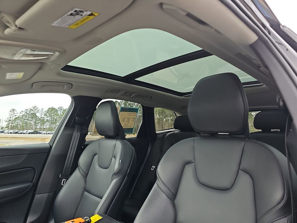Used 2025 Volvo XC60 B5 Core image 34