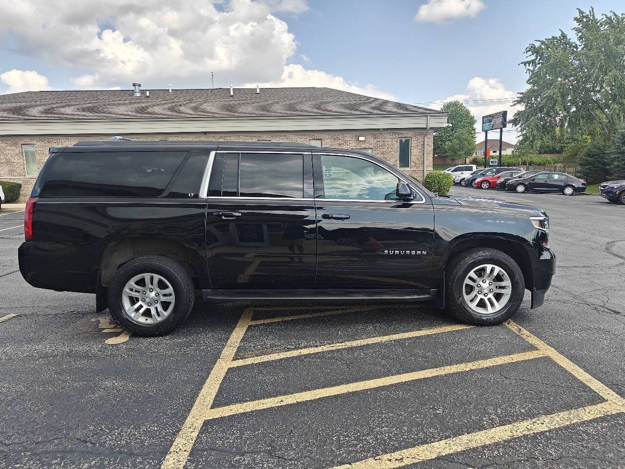 Used 2020 Chevrolet Suburban LT w/ Luxury Package AWD/4WD image 6