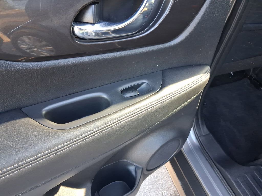 Used 2020 Nissan Rogue SV FWD image 12