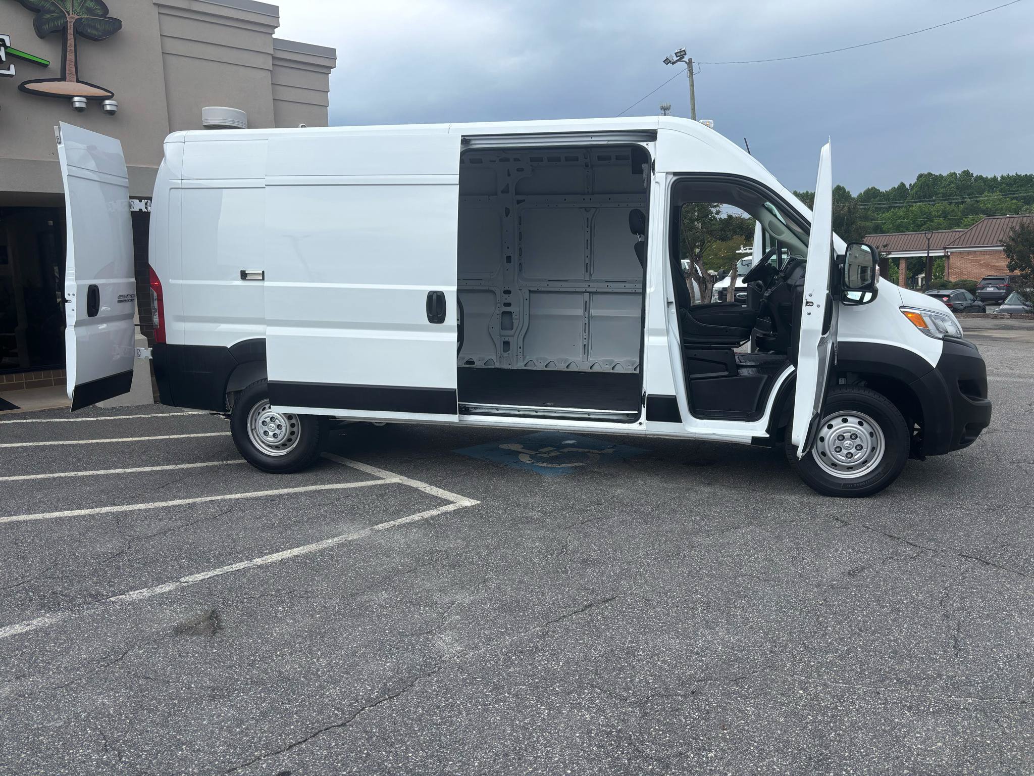 Used 2024 RAM ProMaster 2500 w/ Convenience Group FWD image 31