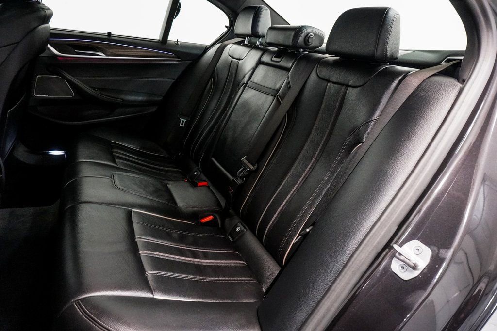 Used 2023 BMW 540i xDrive w/ Premium Package image 9