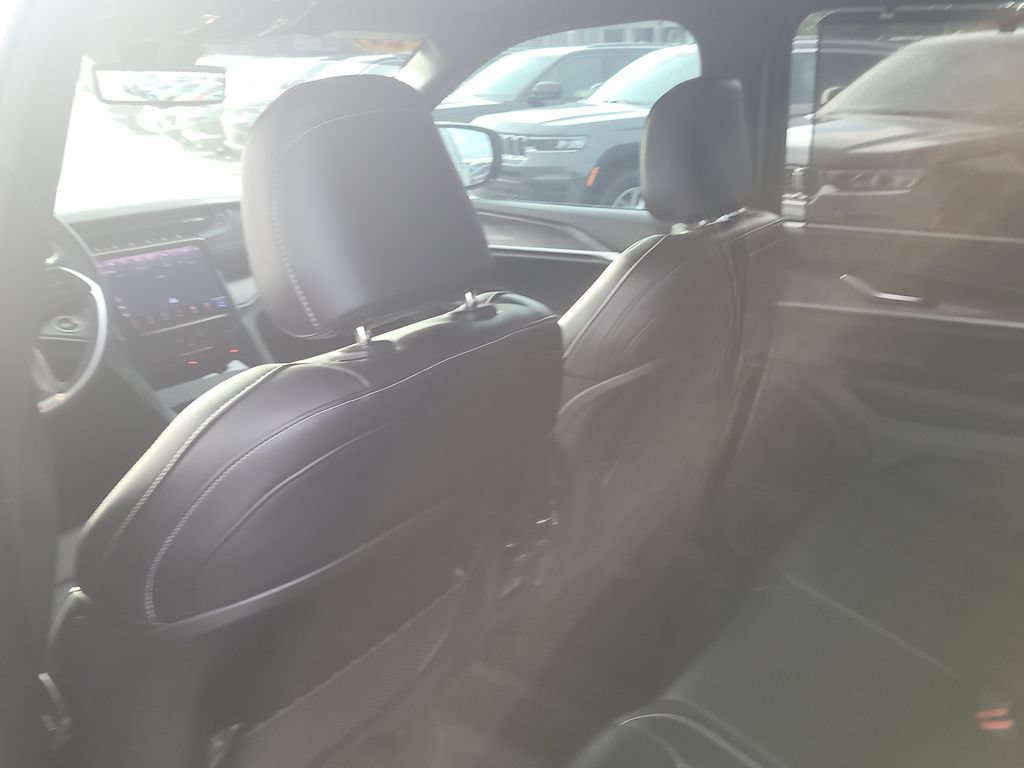 Certified 2025 Jeep Grand Cherokee Limited w/ Luxury Tech Group II RWD image 12