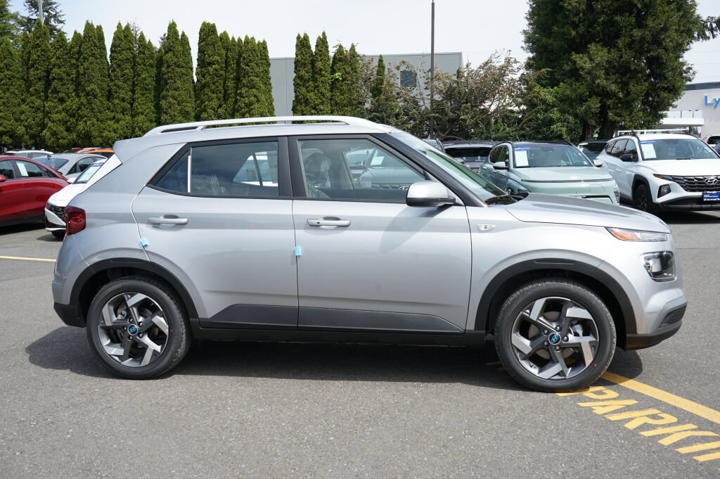Used 2025 Hyundai Venue SEL FWD image 4