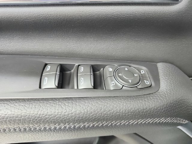 Used 2025 GMC Yukon Denali RWD image 34