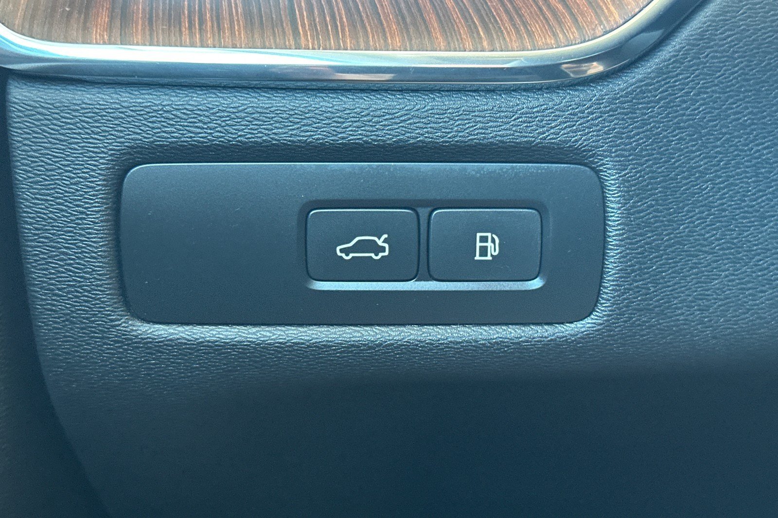 Certified 2023 Volvo XC60 T8 Plus AWD/4WD image 31