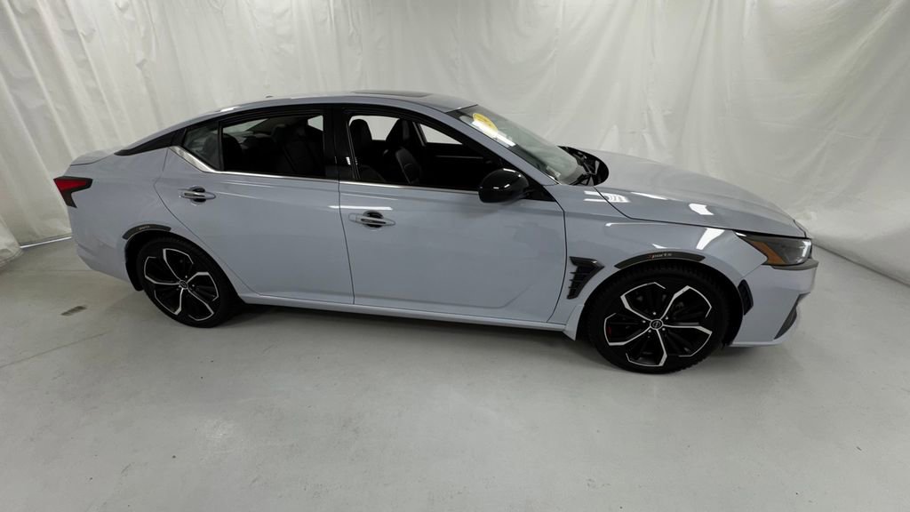 Used 2024 Nissan Altima 2.5 SR w/ SR Premium Package FWD image 2