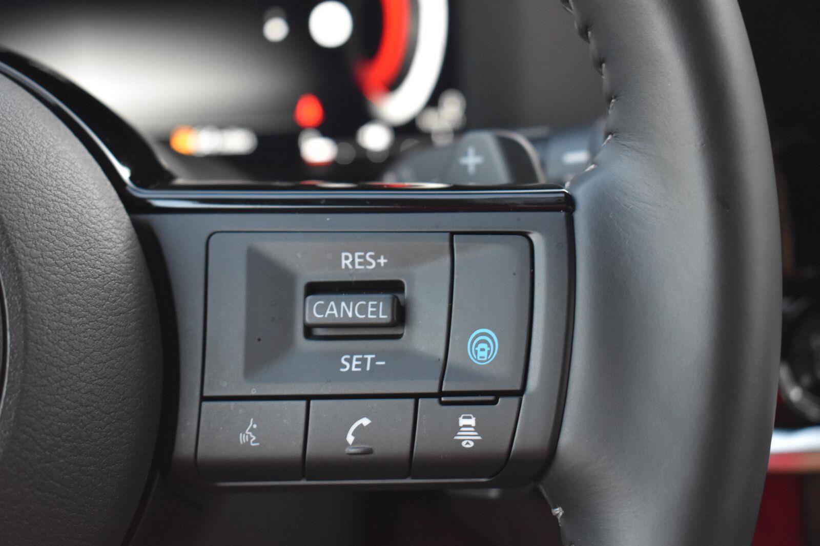Used 2025 Nissan Pathfinder Platinum w/ Black Appearance Package FWD image 39