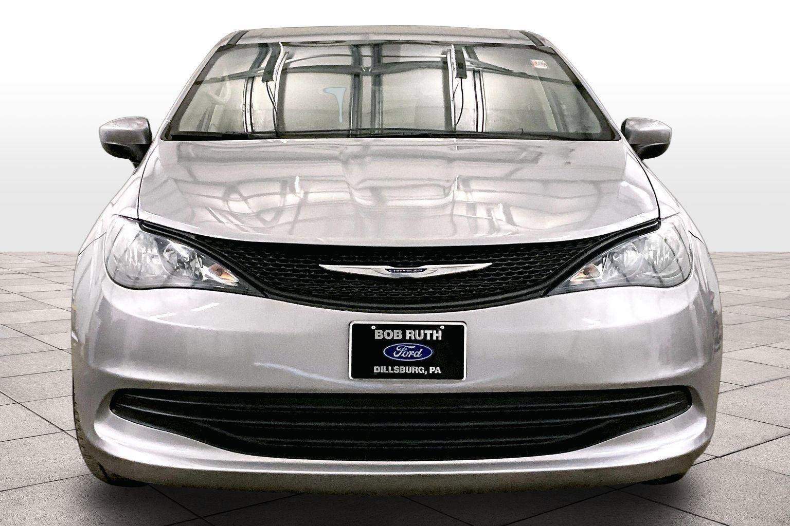 Used 2020 Chrysler Voyager L image 3