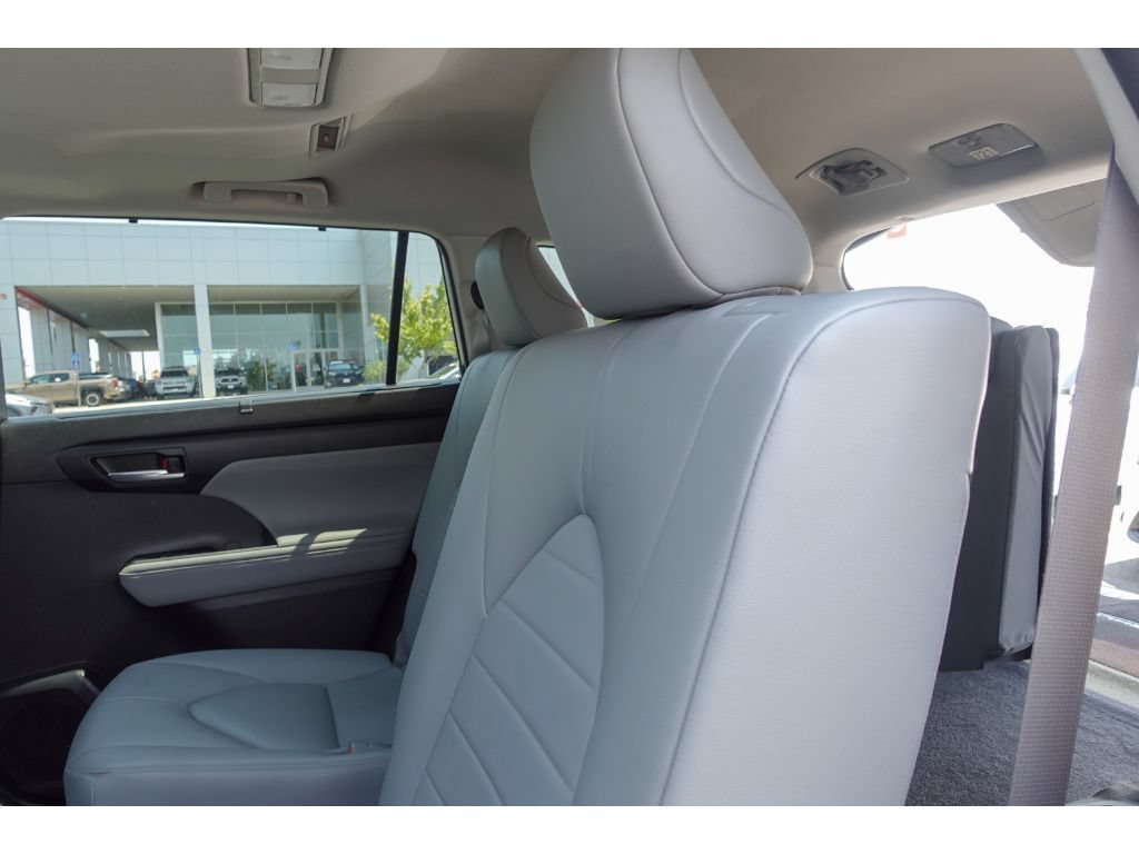 Used 2023 Toyota Highlander XLE FWD image 24