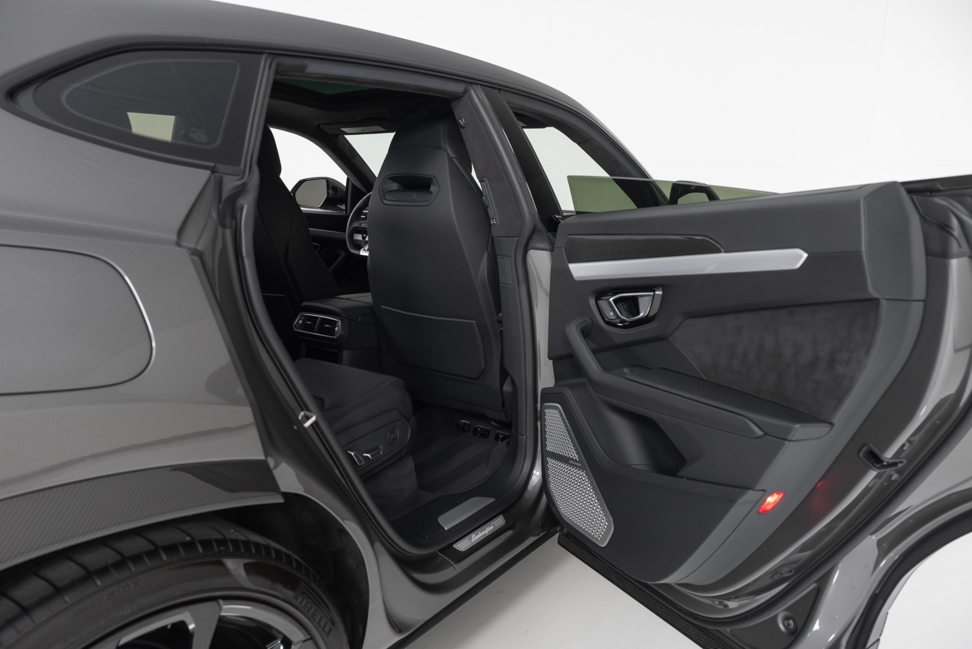 Used 2021 Lamborghini Urus AWD/4WD image 30