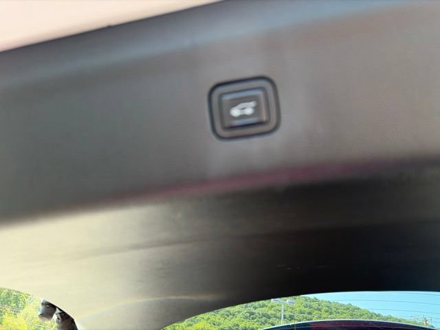 Used 2022 Buick Enclave Avenir w/ Avenir Technology Package AWD/4WD image 7