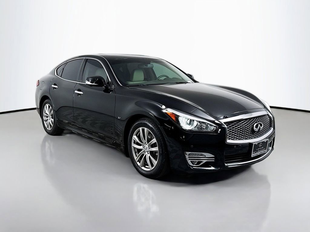 Used 2019 INFINITI Q70 Luxe w/ Proactive Package image 3