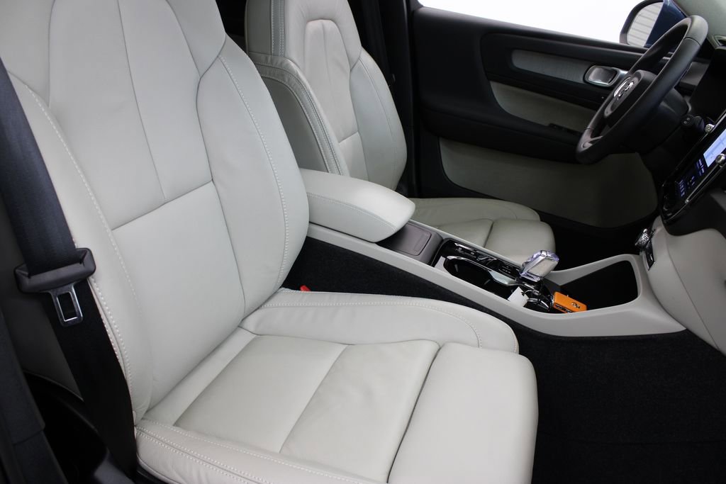 Used 2023 Volvo XC40 B4 Plus w/ Driver Assist Package image 26
