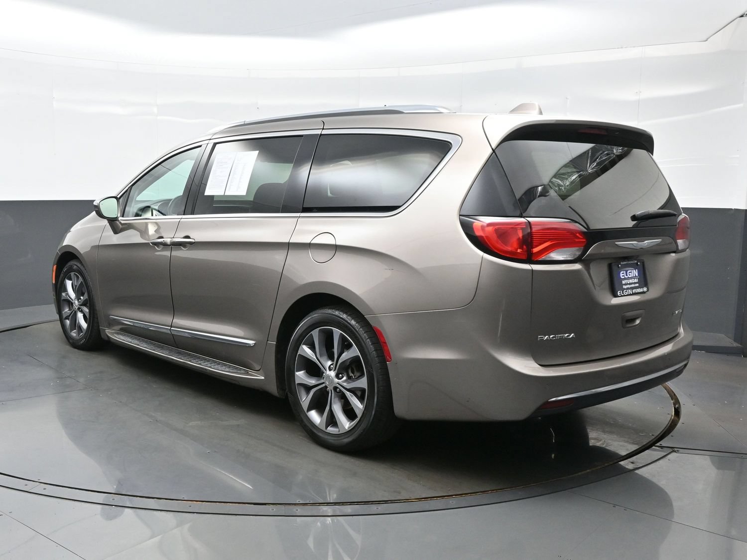 Used 2017 Chrysler Pacifica Limited FWD image 4