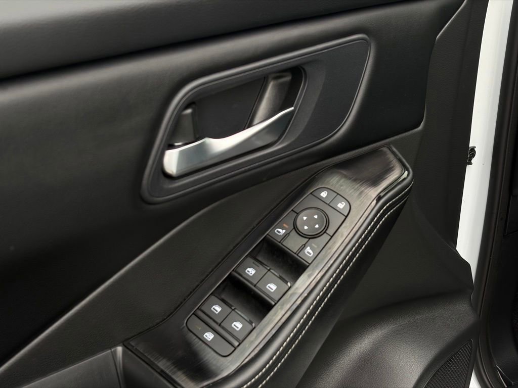 Used 2025 Nissan Rogue SV FWD image 10