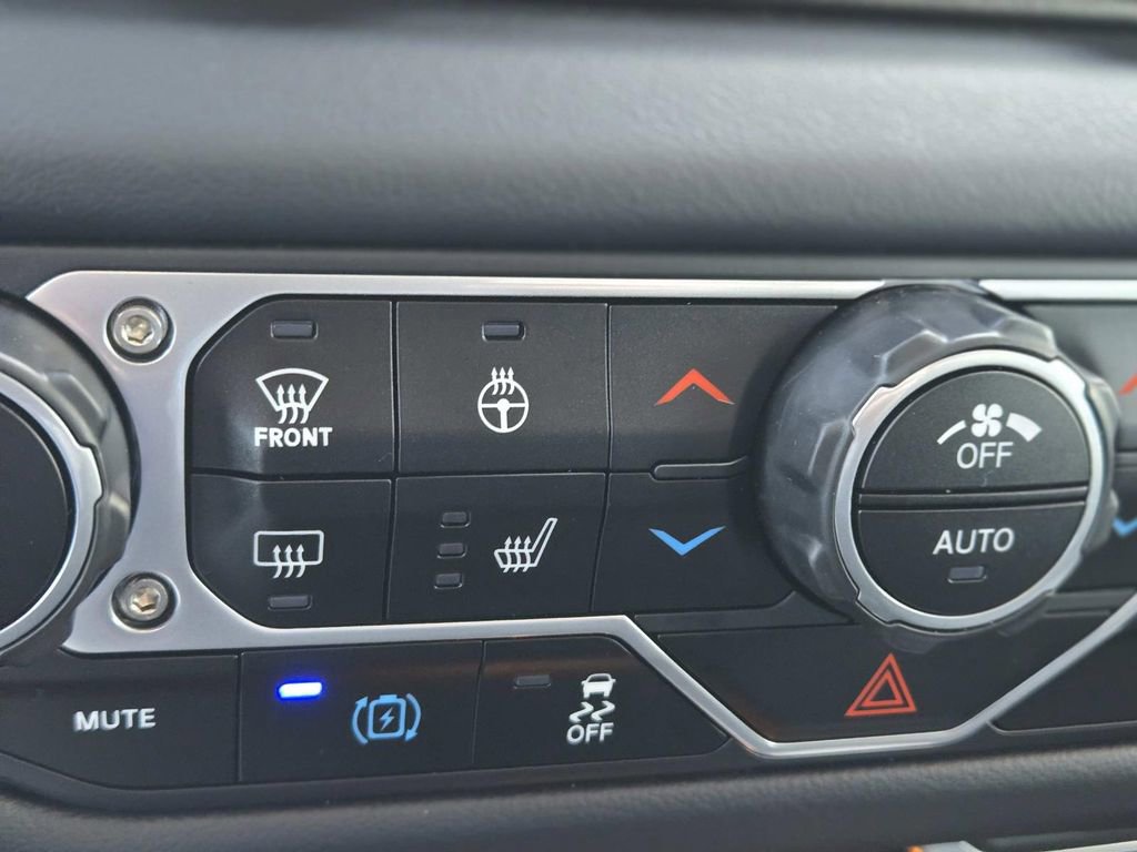 Used 2025 Jeep Wrangler Unlimited Sahara image 30