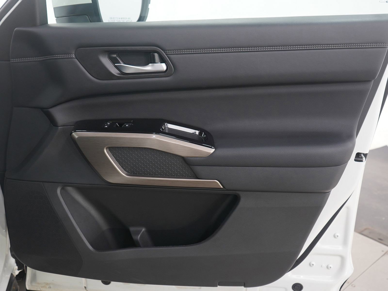 Used 2024 Nissan Pathfinder Platinum image 14