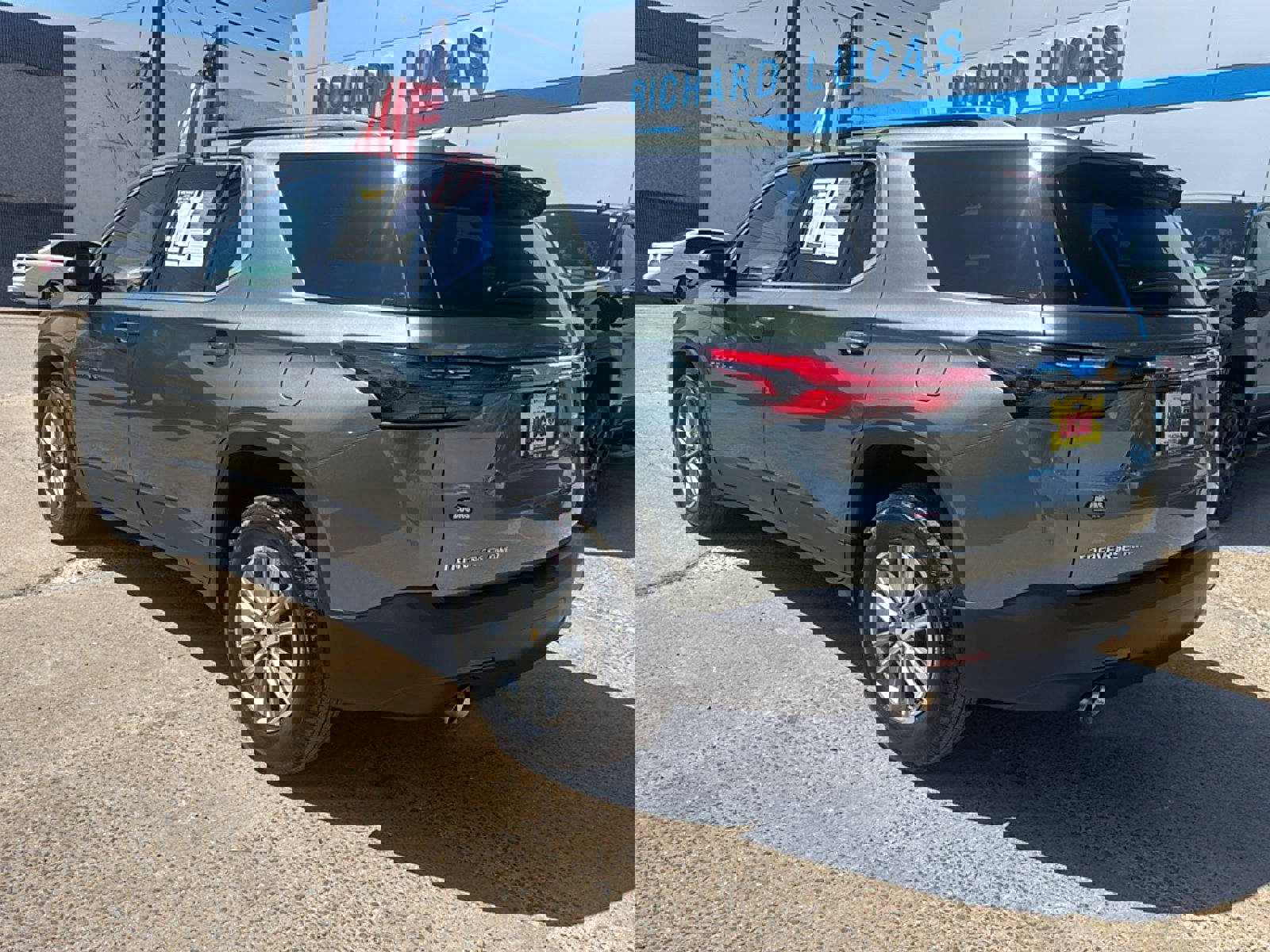 Used 2023 Chevrolet Traverse LT w/ Rear Camera Mirror Package image 7