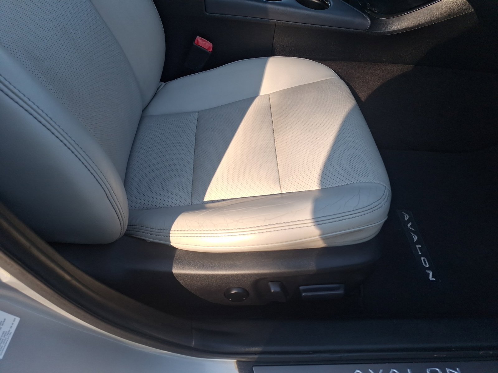 Used 2014 Toyota Avalon Limited FWD image 35