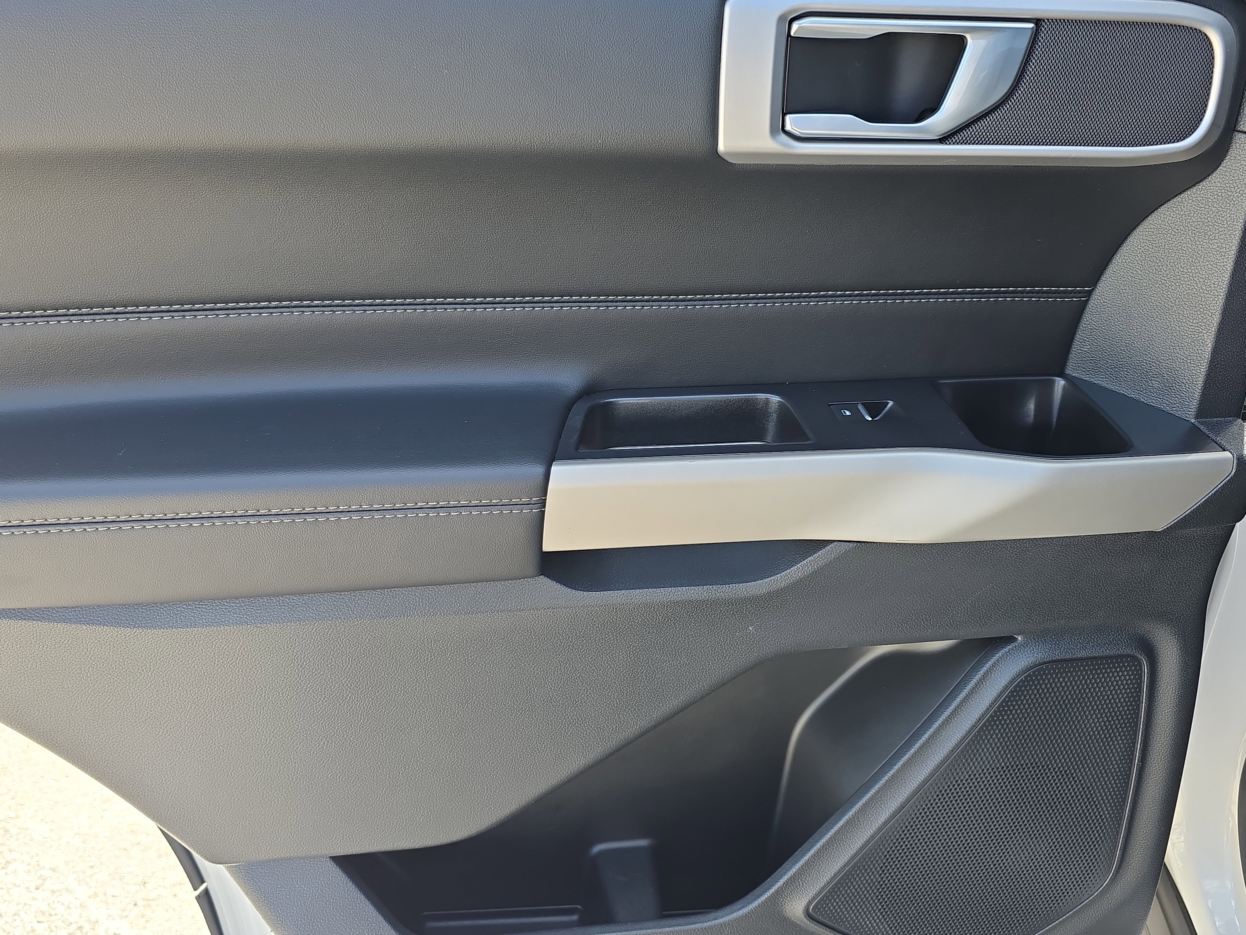 Used 2022 Ford Explorer XLT w/ Equipment Group 202A RWD image 13