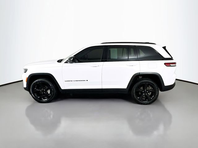 Used 2024 Jeep Grand Cherokee Limited w/ Black Appearance Package image 11