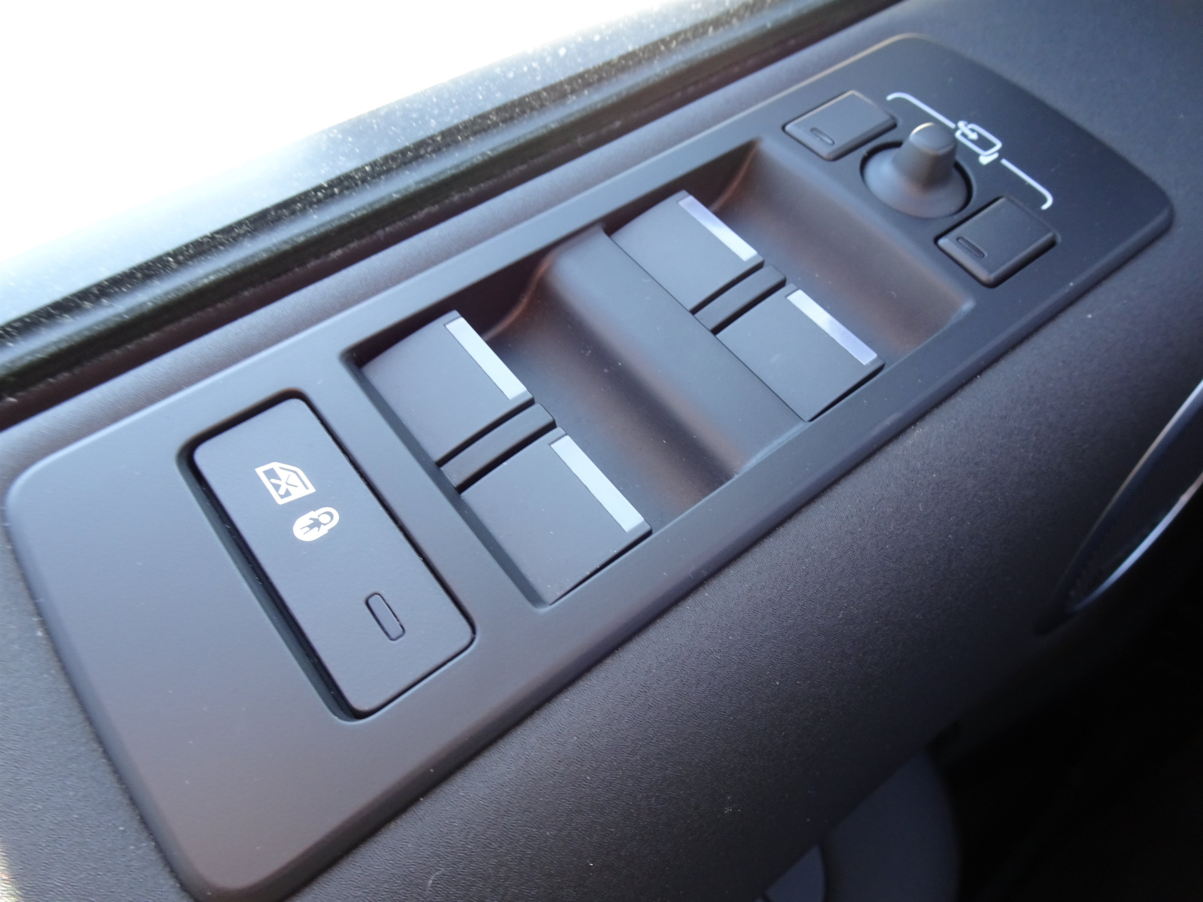 Certified 2025 Land Rover Discovery S AWD/4WD image 36