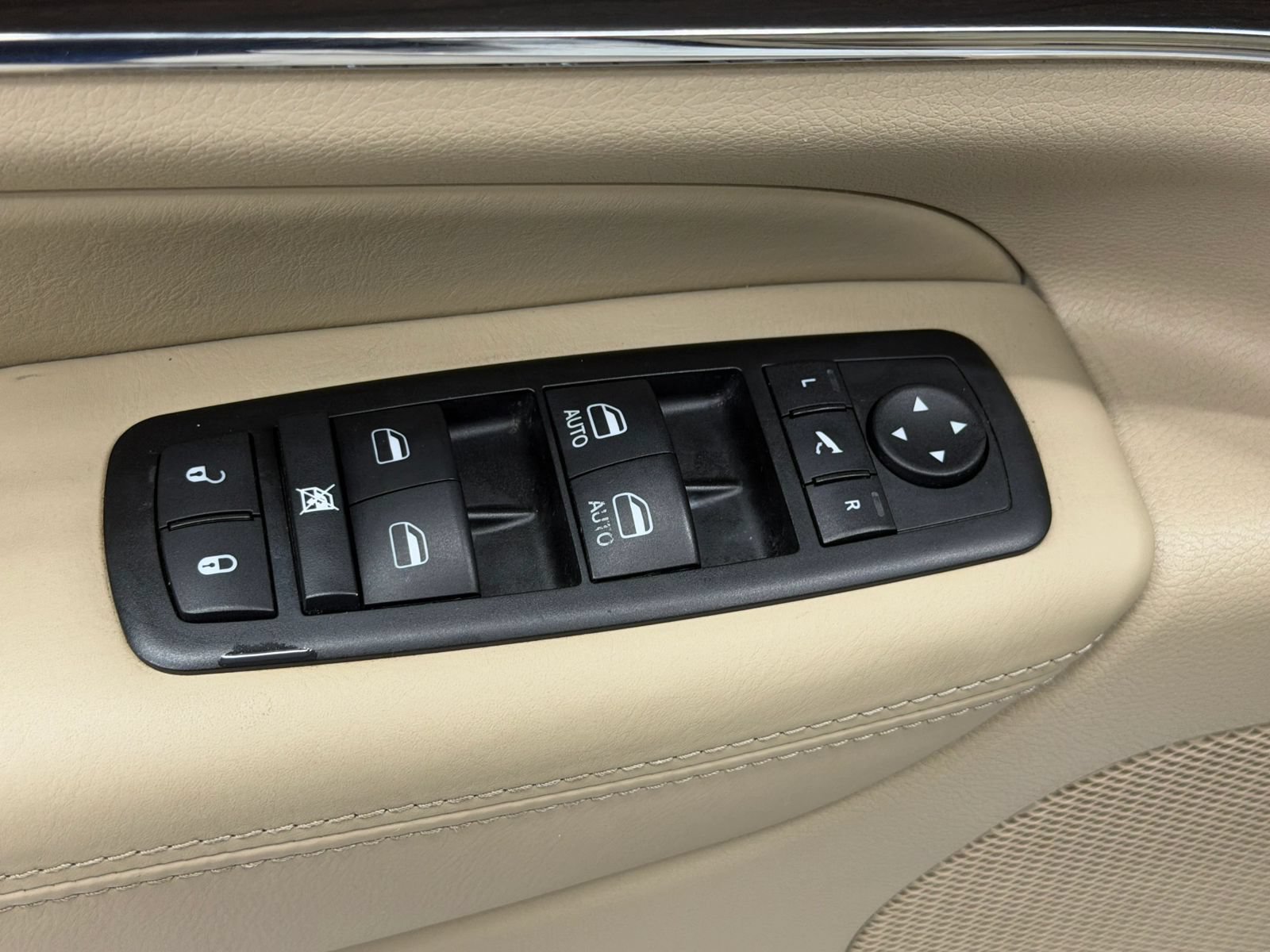 Used 2015 Jeep Grand Cherokee Overland AWD/4WD image 22