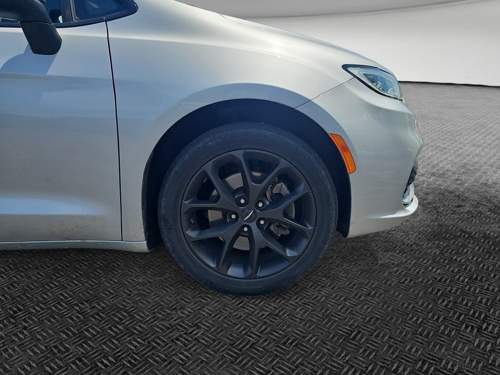 Certified 2023 Chrysler Pacifica Touring-L w/ S Appearance Package AWD/4WD image 11