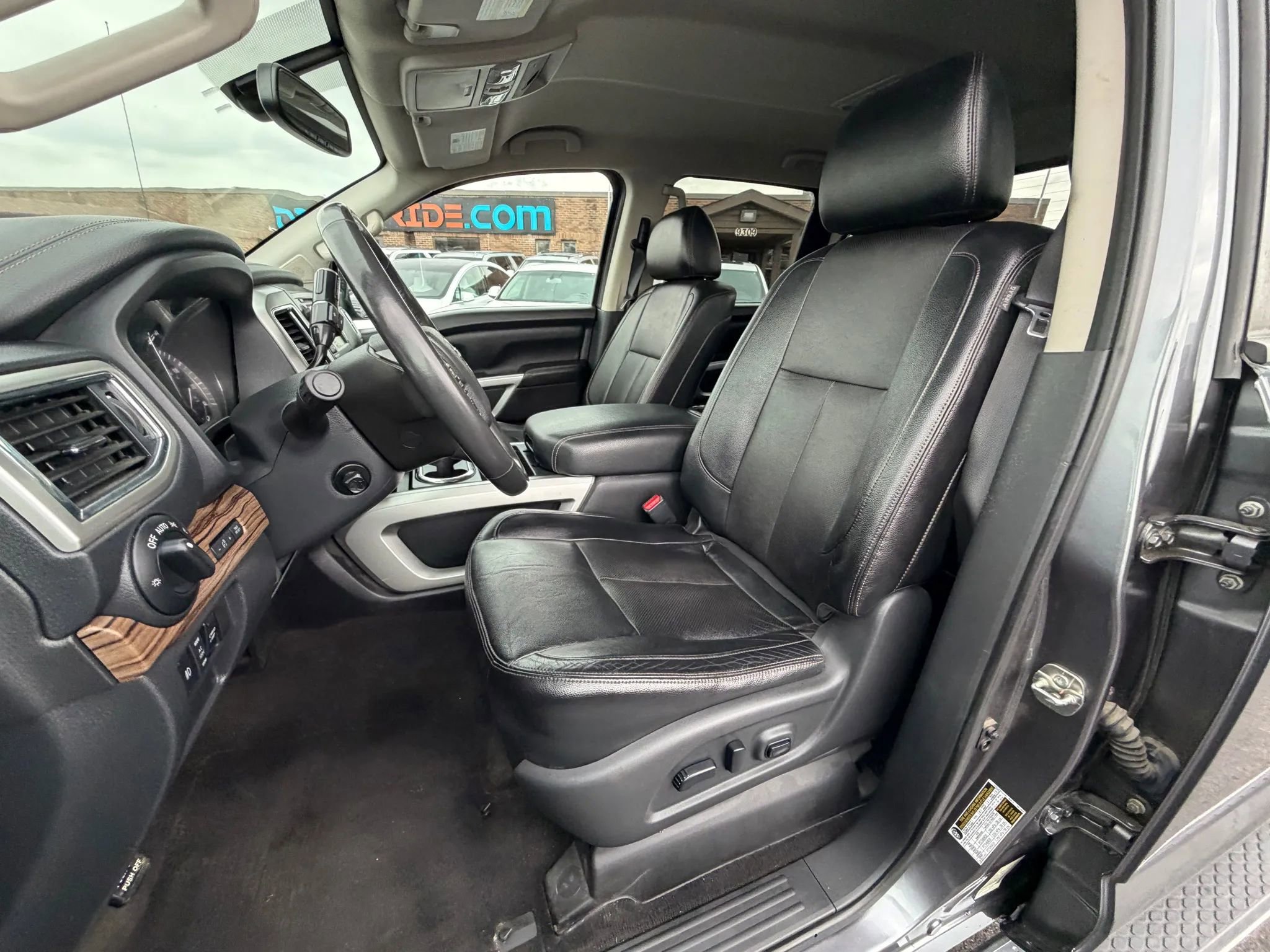 Used 2018 Nissan Titan SL AWD/4WD image 11