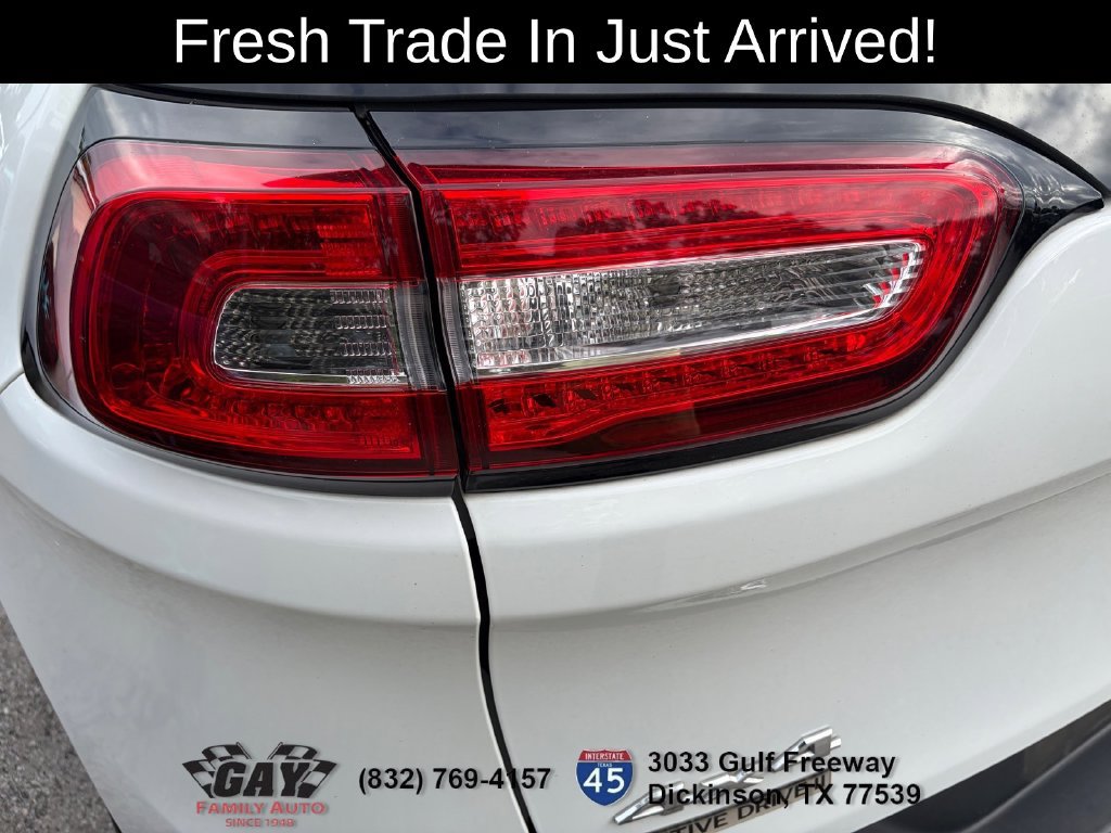 Used 2016 Jeep Cherokee Limited w/ Luxury Group AWD/4WD image 11