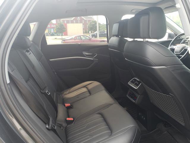 Used 2019 Audi e-tron Prestige w/ Prestige Package AWD/4WD image 16